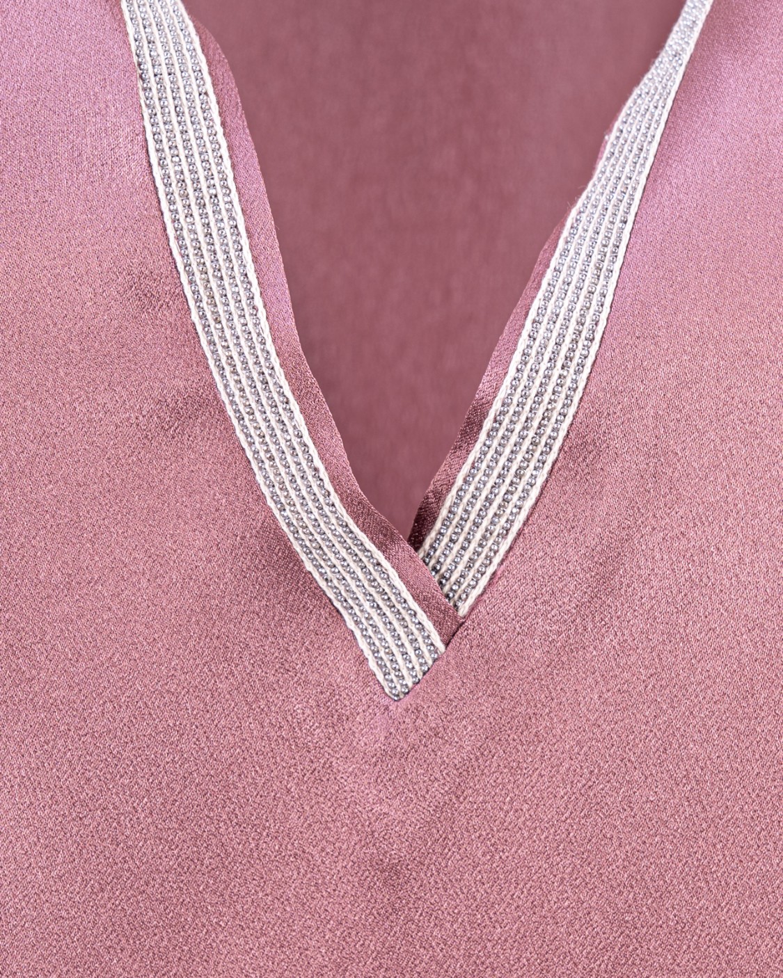 shop ANTONELLI Saldi Top: Antonelli top "Calla".
Scollo V.
Senza maniche.
Dettaglio a contrasto di colore.
Composizione: 55% Acetato 45% Seta.
Fabbricato in Italia.. CALLA J5646K 794-558 number 8902712
